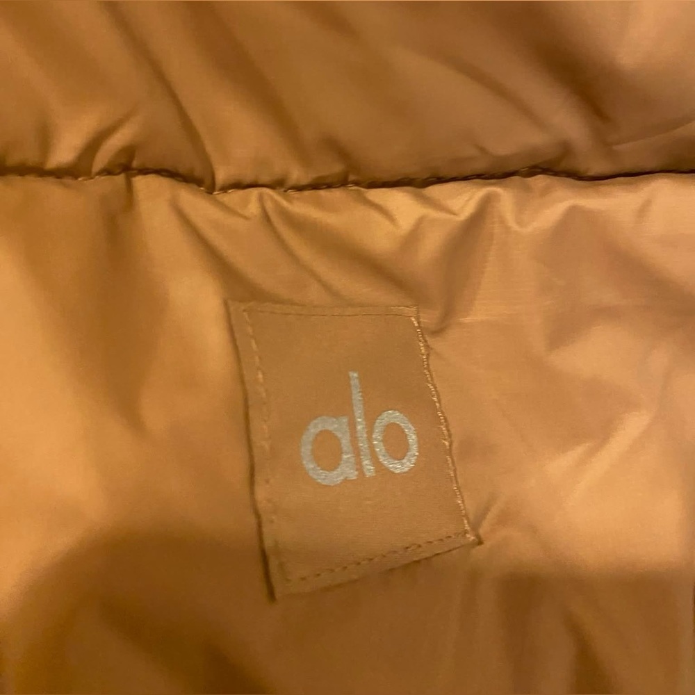 NWT Alo Yoga extreme cropped gold rush puffer TOASTED ALMOND Size S - Picture 3 of 5